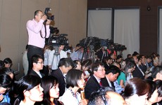 Báo chí, trong chừng mực nào đó có vai trò rất quan trọng trong việc điều chỉnh hành vi của doanh nghiệp. Ảnh: Nhã Chi