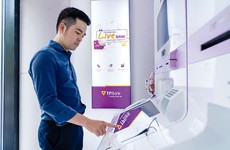 Theo báo cáo của TPBank, tỷ lệ giao dịch qua kênh ngân hàng số trên tổng giao dịch đã tăng từ 72% cuối năm 2018 lên 83% ở thời điểm cuối tháng 6/2020. Ảnh: Ngọc Anh