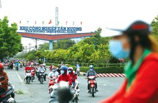 Do áp lực tăng trưởng, thu ngân sách, nhiều địa phương chấp nhận những dự án sử dụng nhiều lao động, cho dù nguồn lao động tại chỗ không có, phải dựa vào lao động di cư. Ảnh minh họa: Lê Tiên