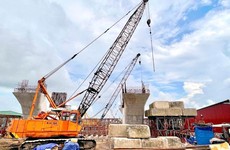 Gói thầu Xây dựng cầu Trần Hoàng Na bị ngưng trệ thời gian dài do ảnh hưởng của dịch Covid-19 và việc thay đổi vật liệu thép xây dựng. Ảnh: Đỗ Lê