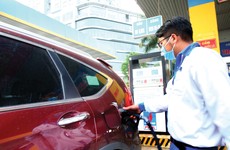Nhiều ý kiến cho rằng doanh nghiệp và người dân sẽ được hưởng lợi nếu để thị trường quyết định giá cả mặt hàng xăng dầu. Ảnh: Lê Tiên