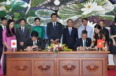 Thứ trưởng Bộ Tài chính Việt Nam Võ Thành Hưng và Trưởng đại diện Cơ quan Hợp tác Quốc tế Nhật Bản (JICA) Sugano Yuichi đã thực hiện ký kết 3 thỏa thuận sử dụng vốn vay Nhật Bản
