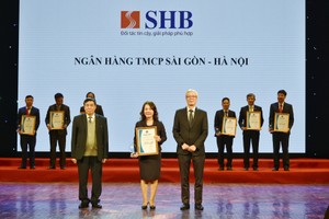 Phó Tổng giám đốc Ninh Thị Lan Phương đại diện SHB nhận giải thưởng “Top 10 Ngân hàng thu xếp vốn đầu tư hiệu quả cho các dự án năng lượng Việt Nam từ năm 2017 - 2022”