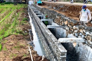 Gói thầu B1 Thi công xây dựng hệ thống thoát nước cụm hẻm tại xã Vĩnh Lương, TP. Nha Trang, tỉnh Khánh Hòa có 2 hạng mục chính là đường bê tông xi măng và hệ thống thoát nước. Ảnh minh họa: Nhã Chi