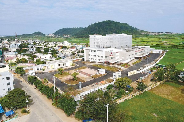 Trung tâm Y tế Quân - Dân y kết hợp huyện Lý Sơn (tỉnh Quảng Ngãi) đã cơ bản hoàn thành phần xây dựng và lắp đặt thiết bị. Ảnh: Hà Minh