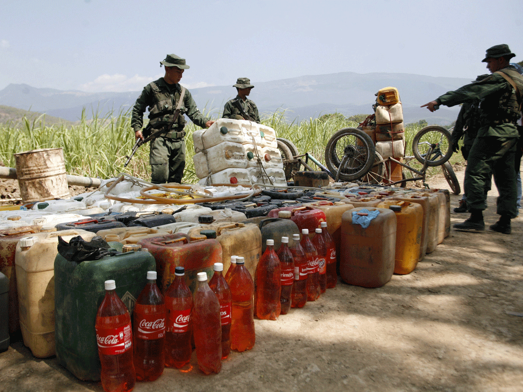 Xăng được trợ giá cực mạnh, rẻ như cho ở Vevezuela khiến tình trạng buôn lậu lan tràn. Trong ảnh là các thùng xăng bị dân buôn lậu bỏ ở biên giới với Colombia khi thấy có "biến" - Ảnh: Reuters