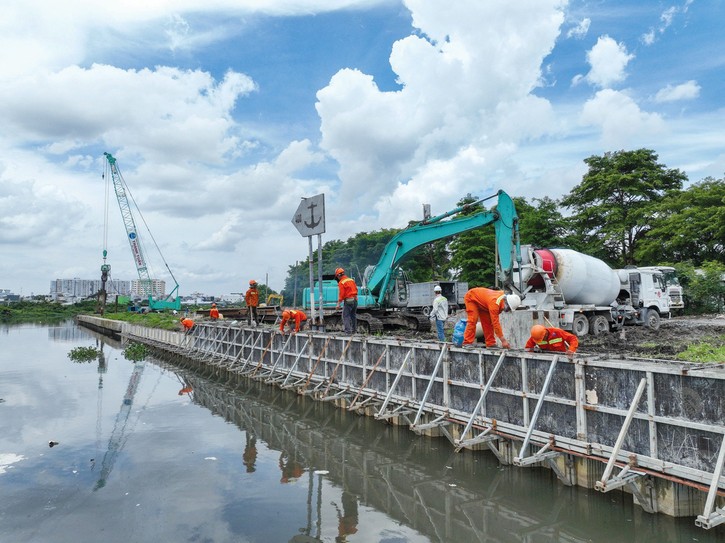 Nhiều trang thiết bị tải trọng lớn, hiện đại được huy động để phục vụ cho các gói thầu