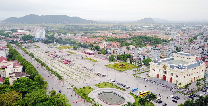 Quảng trường Lam Sơn rộng hơn 55.000 m2 với mặt chính là đường Phan Chu Trinh đang được nâng cấp cải tạo