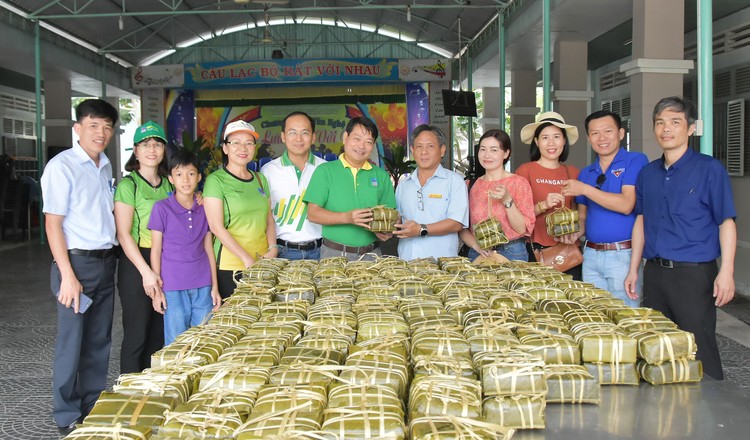 Trao quà Tết tại TT Bảo trợ xã hội Chánh Phú Hòa tỉnh Bình Dương