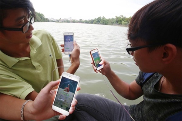 Người dùng nên hạn chế chơi Pokemon Go tại các khu vực nguy hiểm như sông hồ. Ảnh:Giang Huy