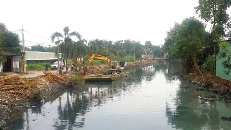 Gói thầu xây lắp 1 Xây dựng cống thoát nước từ đầu tuyến đến đường Phan Văn Hớn thuộc Dự án Hệ thống thoát nước kênh T2, xã Bà Điểm. Ảnh: Văn Sự