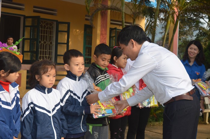 Chương trình thiện nguyện "Tiếp sức đến trường" đã trao nhiều món quà ý nghĩa cho các học sinh Trường Tiểu học Tân Nguyên