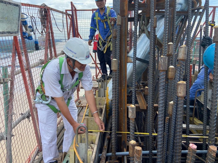 Tại công trình cầu Mỹ Thuận 2, công nhân vẫn đang thi công bình thường 