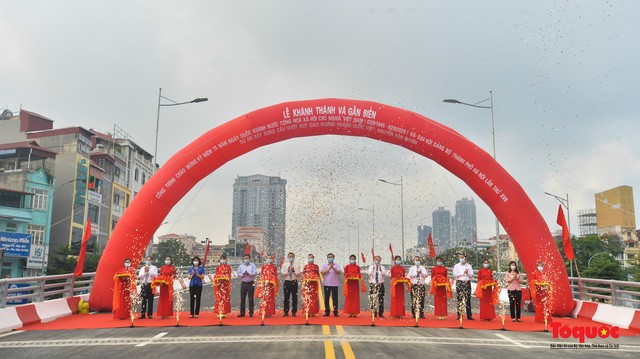 Lễ thông xe và gắn biển công trình cầu vượt tại nút giao giữa đường Hoàng Quốc Việt - đường Nguyễn Văn Huyên (Hà Nội)