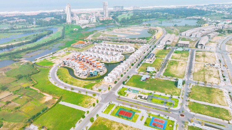 Khu biệt thự compound “triệu đô” Regal Victoria - một trong những dự án nổi bật tại Nam Đà Nẵng được quy hoạch ấn tượng và hài hòa với thiên nhiên xanh mát. 