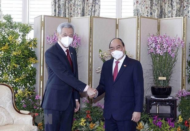 Chủ tịch nước Nguyễn Xuân Phúc gặp Thủ tướng Singapore Lý Hiển Long. Ảnh: TTXVN