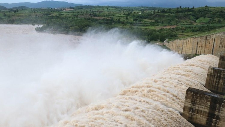 Thủy điện Sông Ba Hạ (Phú Yên) trong một lần xả nước về hạ du. Ảnh: TTXVN