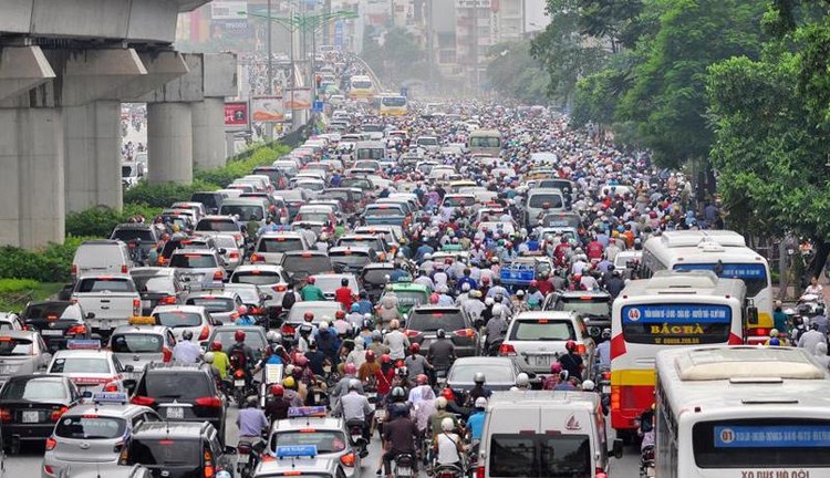 Ùn tắc giao thông tại Hà Nội là vấn nạn nhức nhối đối với nhiều người dân. ảNH: hnm