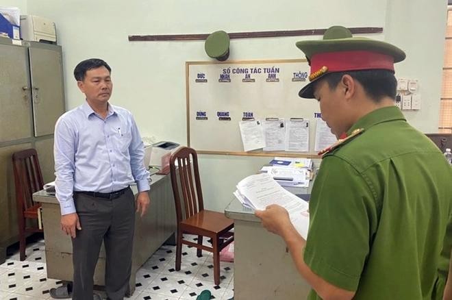 Cơ quan điều tra thi hành lệnh bắt tạm giam ông Nguyễn Văn Hồng. Ảnh: Công an cung cấp.