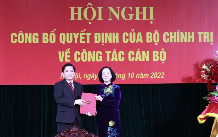 Trưởng Ban Tổ chức Trung ương Trương Thị Mai trao quyết định của Bộ Chính trị điều động, phân công ông Nguyễn Văn Thể giữ chức Bí thư Đảng ủy Khối các cơ quan Trung ương nhiệm kỳ 2020 - 2025