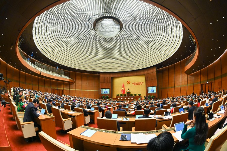 Ngày 31/10, Quốc hội thảo luận ở hội trường về việc thực hiện chính sách, pháp luật về thực hành tiết kiệm, chống lãng phí giai đoạn 2016-2021.