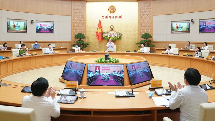 Thủ tướng Nguyễn Xuân Phúc chủ trì hội nghị trực tuyến về xây dựng Chính phủ điện tử. Ảnh: Hiếu Nguyễn