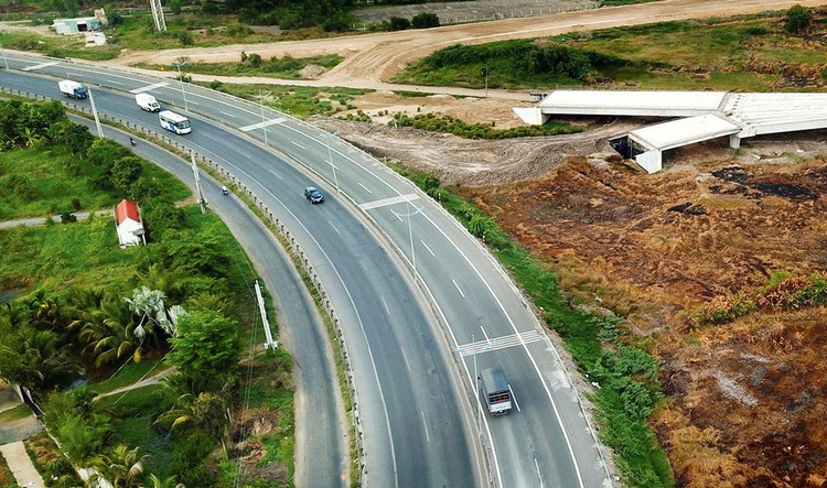 3 gói thầu xây lắp đầu tiên của 3 đoạn cao tốc Bắc - Nam phía Đông được chuyển từ hình thức PPP sang đầu tư công có tổng giá trúng thầu 4.840 tỷ đồng, thời gian thực hiện hợp đồng 2 năm. Ảnh: Lê Tiên