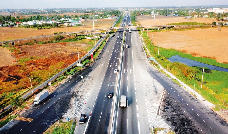 Dự án Cao tốc Trung Lương - Mỹ Thuận hiện đã hoàn thành 85% tổng khối lượng. Ảnh: Song Lê