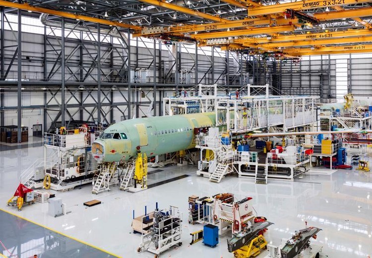 Trong một nhà máy lắp ráp máy bay Airbus - Ảnh: NYT.