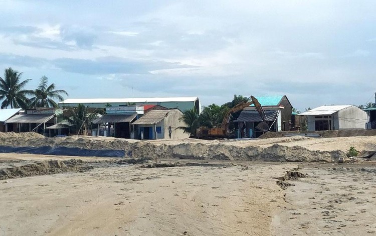 Khảo sát thực tế khu vực Dự án Hạ tầng kỹ thuật khu quy hoạch dân cư Bờ Xã Thương (thị xã Hoài Nhơn, tỉnh Bình Định) ghi nhận có hoạt động đổ cát san lấp mặt bằng. Ảnh: Như Nguyệt