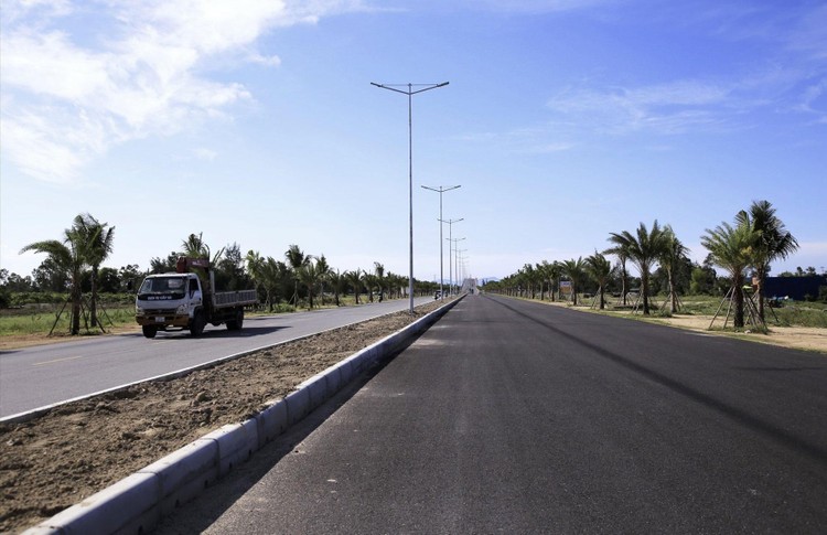 Tuyến đường ven biển Võ Chí Công tại Quảng Nam đã cơ bản hoàn thành phần nền đường. Ảnh: Hà Minh