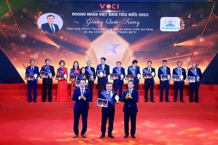 Ông Giang Quốc Trung - CEO Tổng công ty UDIC (đứng giữa hàng đầu) vinh dự được trao tặng danh hiệu "Doanh nhân Việt Nam tiêu biểu" năm 2022.