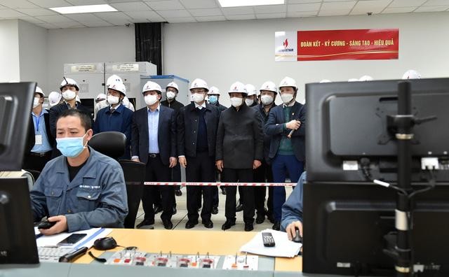 Phó Thủ tướng Lê Văn Thành cùng các đại diện liên quan theo dõi việc đốt lửa lần đầu Tổ máy số 1 Nhà điều hành trung tâm Nhà máy Nhiệt điện Thái Bình 2 (ảnh: CP)