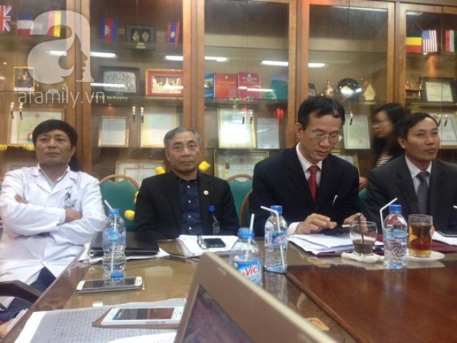 Ban lãnh đạo Bệnh viện Bạch Mai tham gia cuộc họp báo.