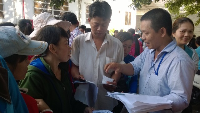 Cán bộ LĐLĐ huyện Hóc Môn hướng dẫn công nhân làm thủ tục đưa vụ việc ra tòa