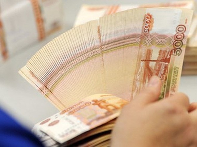 Đồng ruble mất giá ảnh hưởng nặng nề đến tăng trưởng kinh tế của Nga. (Nguồn: RT.com)