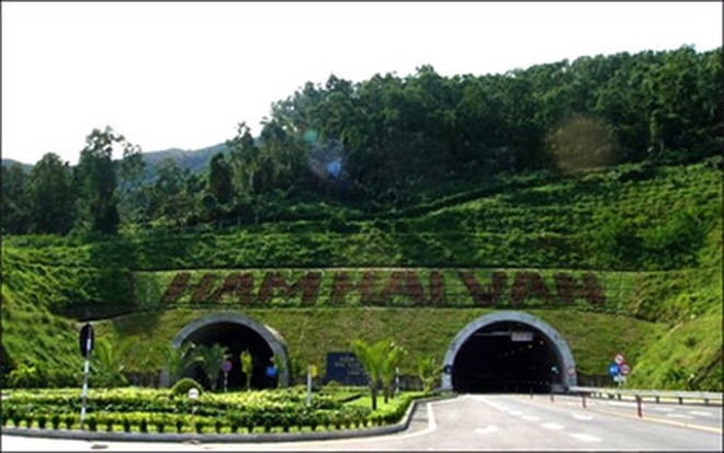 Hầm đường bộ qua đèo Hải Vân giai đoạn 2 với quy mô 4 làn xe.