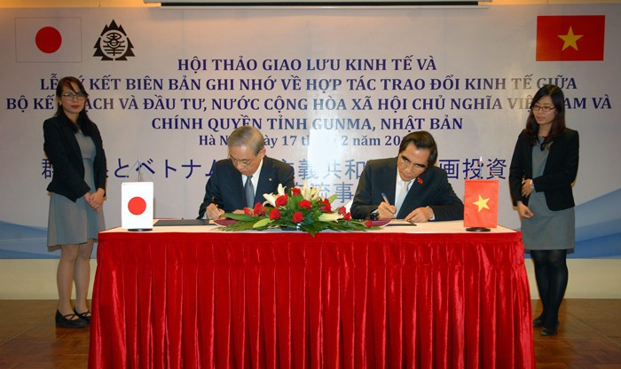 Đại diện Bộ KH&ĐT và Chính quyền tỉnh Gunma ký kết Biên bản ghi nhớ hợp tác trao đổi kinh tế. Ảnh: Lê Tiên