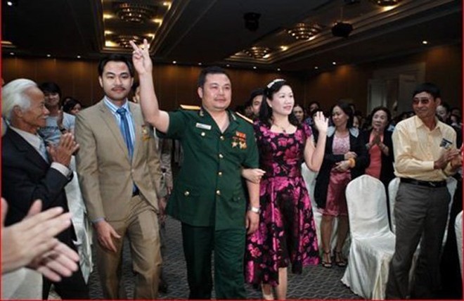 Trong ảnh là Lê Xuân Giang (người mặc quân phục), Chủ tịch HĐQT Liên kết Việt.