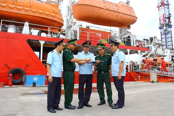 Lực lượng Hải quan và Bộ đội Biên phòng trao đổi nghiệp vụ tại Cảng Dầu khí, BR-VT. Ảnh: Nguyễn Huế