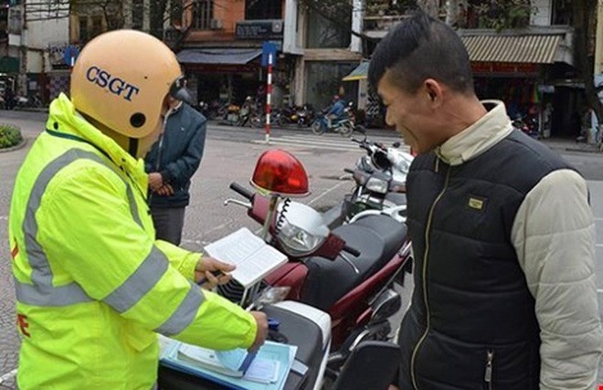 CSGT Hà Nội xử phạt người đi bộ vi phạm luật giao thông. Ảnh: TP