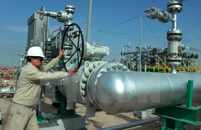 Công nhân làm việc tại nhà máy dầu ở Basra, Iraq. (Nguồn: EPA/TTXVN)