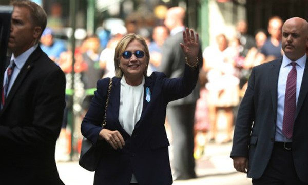 Hillary Clinton vẫy tay trước căn hộ của con gái, sau khi phải ra về sớm lễ tưởng niệm vụ 11/9. Ảnh: AP