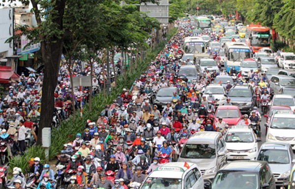 Các tuyến đường quanh sân bay Tân Sơn Nhất thường xuyên rơi vào cảnh ùn tắc. Ảnh: Duy Trần