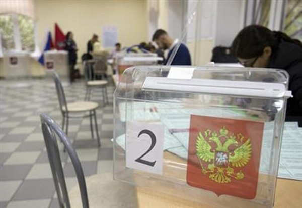 Hoạt động chuẩn bị tại một điểm bỏ phiếu ở Moscow, Nga, ngày 17/9. Ảnh: AP.