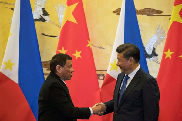 Tổng thống Philippines hôm nay bắt tay với Chủ tịch Trung Quốc tại Bắc Kinh. Ảnh:Reuters
