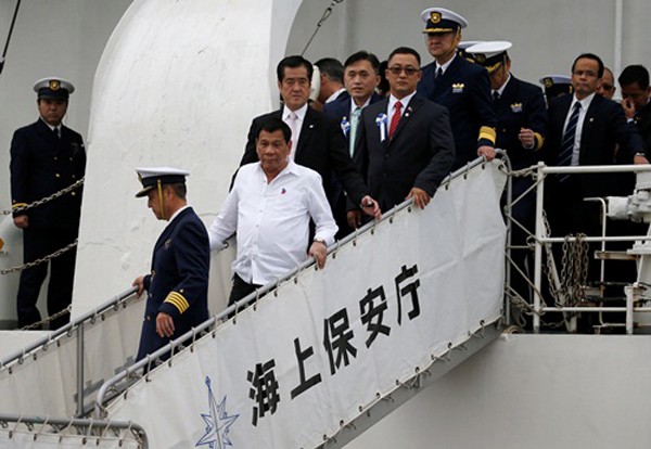 Ông Duterte hôm nay bước ra từ tàu tuần tra Izu, thị sát căn cứ tuần duyên Nhật ở Yokohama. Ảnh: Reuters