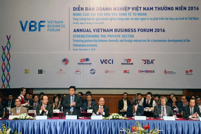 Tại Diễn đàn Doanh nghiệp Việt Nam năm 2016, Thủ tướng Chính phủ Nguyễn Xuân Phúc kêu gọi cộng đồng doanh nghiệp chủ động tham gia sâu hơn vào quá trình cơ cấu lại nền kinh tế. Ảnh: Đức Trung