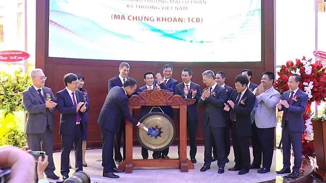 Ông Hồ Hùng Anh, Chủ tịch HĐQT Techcombank, đánh cồng chào mừng cổ phiếu TCB niêm yết trên HOSE. Ảnh: Internet