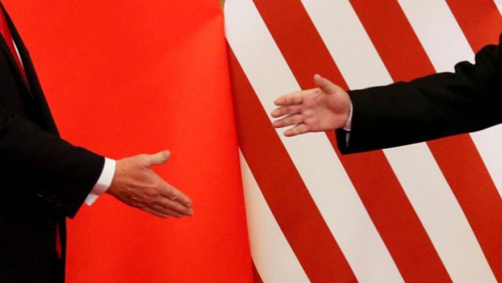 Tổng thống Mỹ Donald Trump và Chủ tịch Trung Quốc Tập Cận Bình đưa tay ra bắt tại Đại lễ đường Nhân dân ở Bắc Kinh, tháng 11/2017 - Ảnh: Reuters.